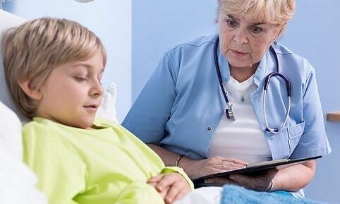 Médico e criança no hospital